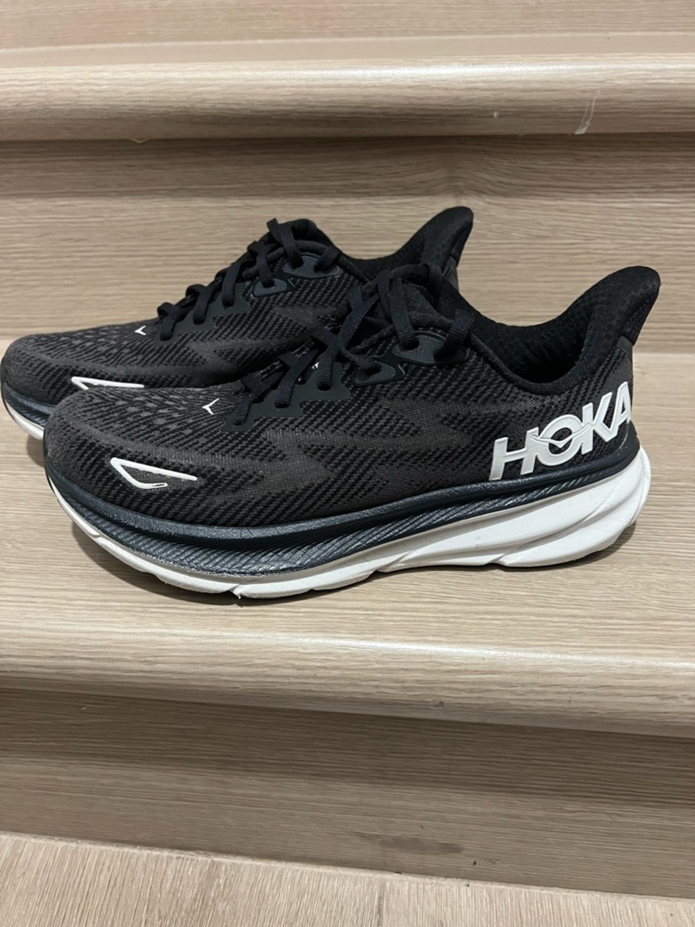 Hoka One One Clifton 9 Women's 7. 5B Black White Running Sneakers Shoes